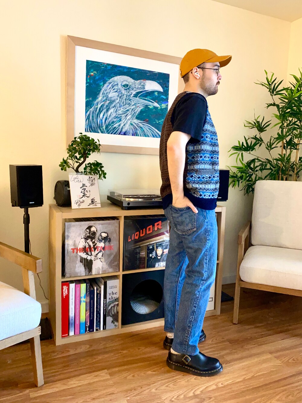 ブルー系のデニムパンツ、ブラウン系のサンダル、グレー系のベストを着用したメンズの春コーディネートの2枚目の写真