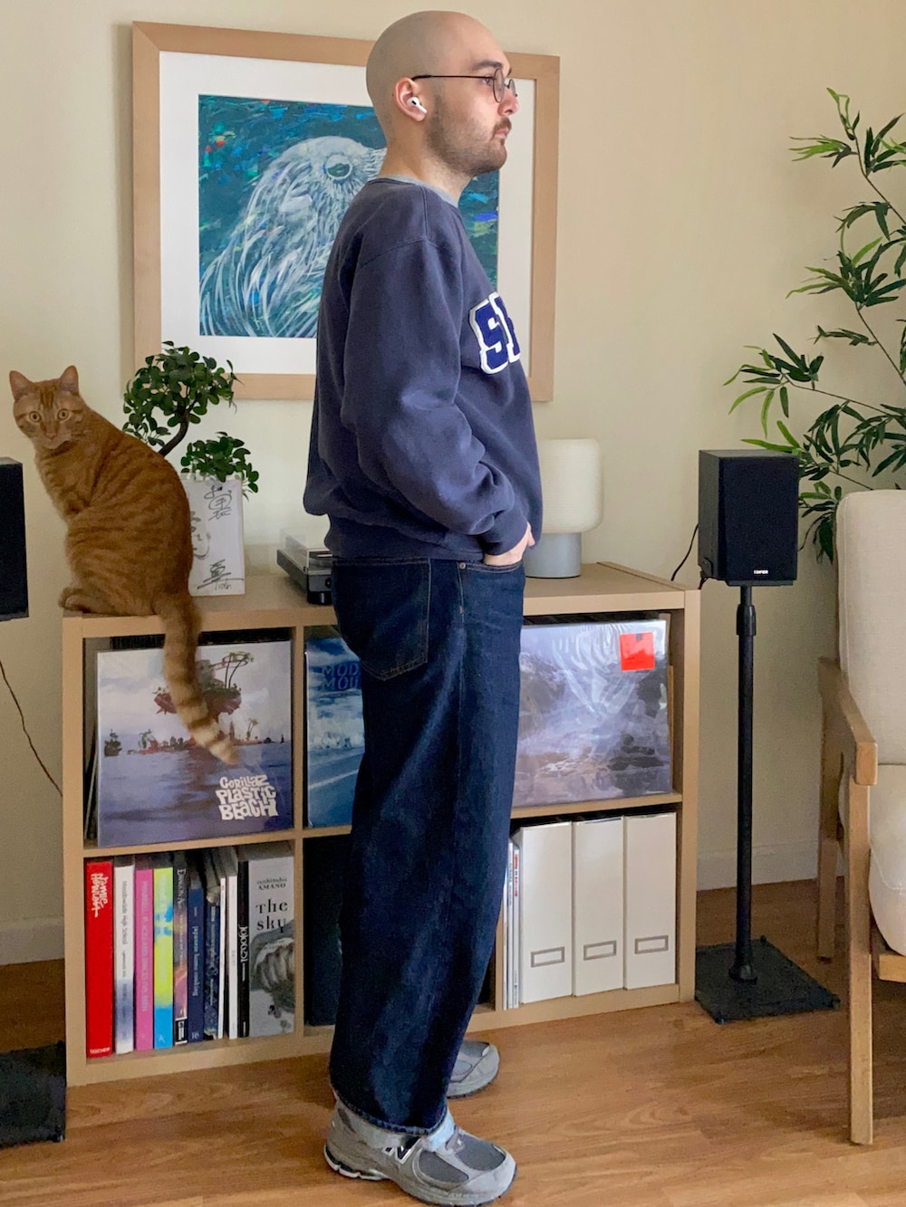 ブルー系のデニムパンツ、ブルー系のスウェット、グレー系のスニーカーを着用したメンズの春コーディネートの2枚目の写真