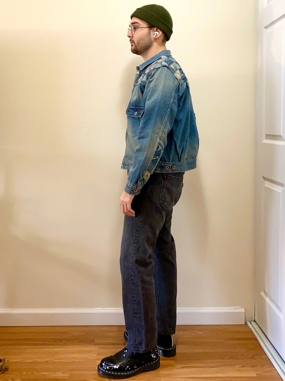 ブルー系のデニムジャケット、ブラック系のデニムパンツ、ブラック系のブーツを着用したメンズの春コーディネートの2枚目の写真