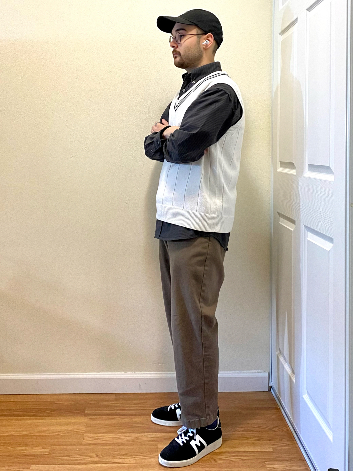 ブラウン系のパンツ、ベージュ系のベスト、ブラック系のシャツ/ブラウスを着用したメンズの冬コーディネートの2枚目の写真