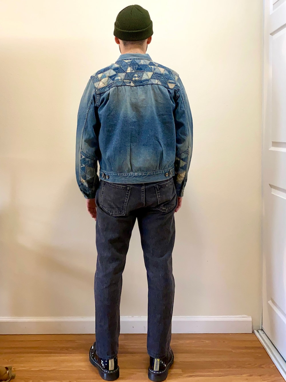 ブルー系のデニムジャケット、ブラック系のデニムパンツ、ブラック系のブーツを着用したメンズの春コーディネートの3枚目の写真