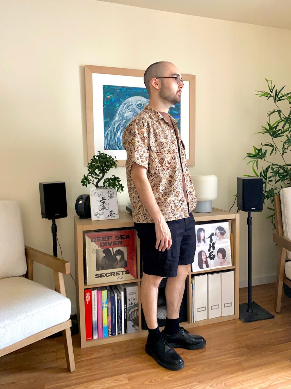 ブラック系のその他パンツ、ブラック系のブーツ、ブラウン系のシャツ/ブラウスを着用したメンズの秋コーディネートの2枚目の写真