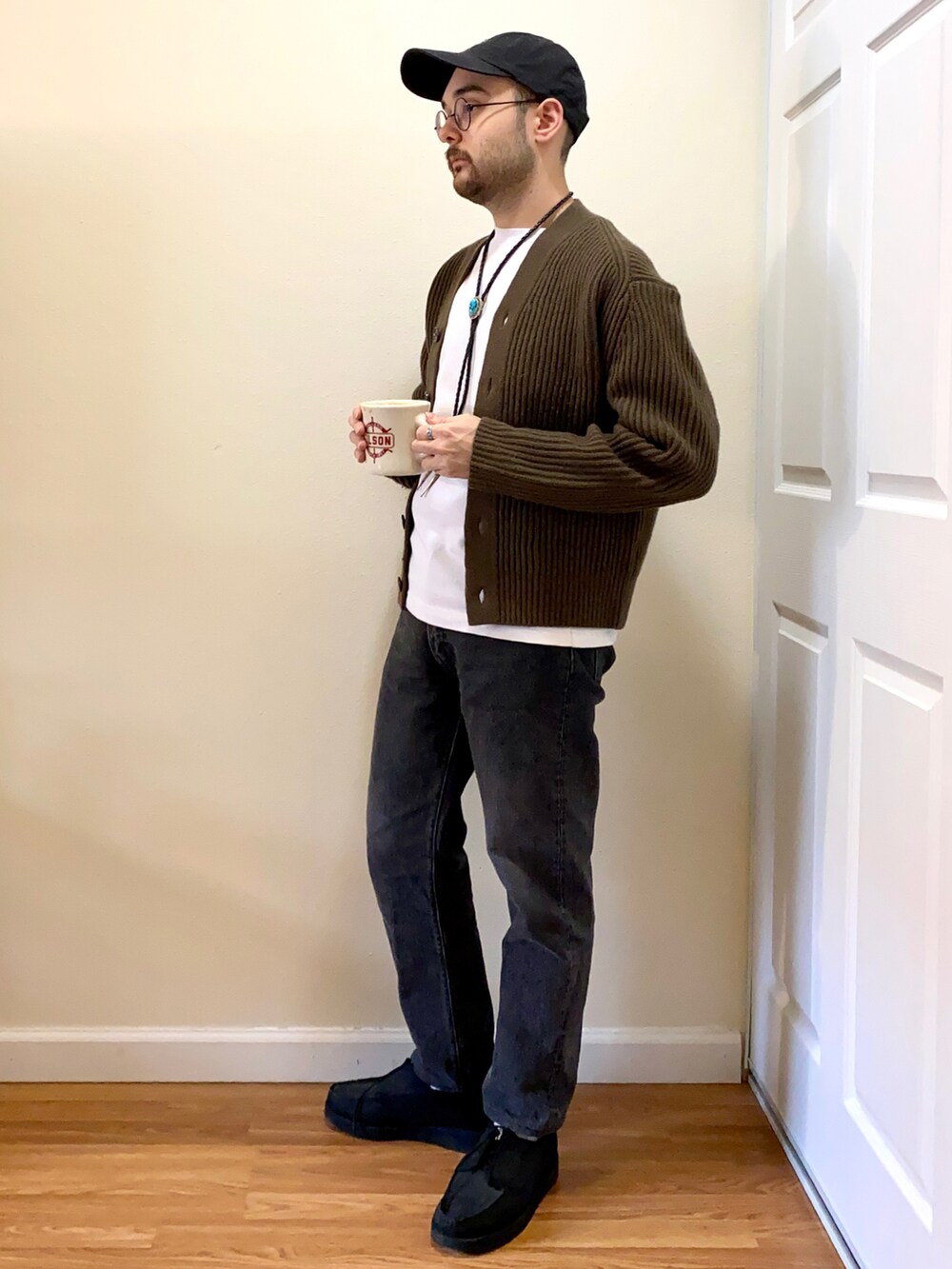 ブラック系のデニムパンツ、ブラック系のその他シューズ、ブラウン系のカーディガン/ボレロを着用したメンズの冬コーディネートの2枚目の写真