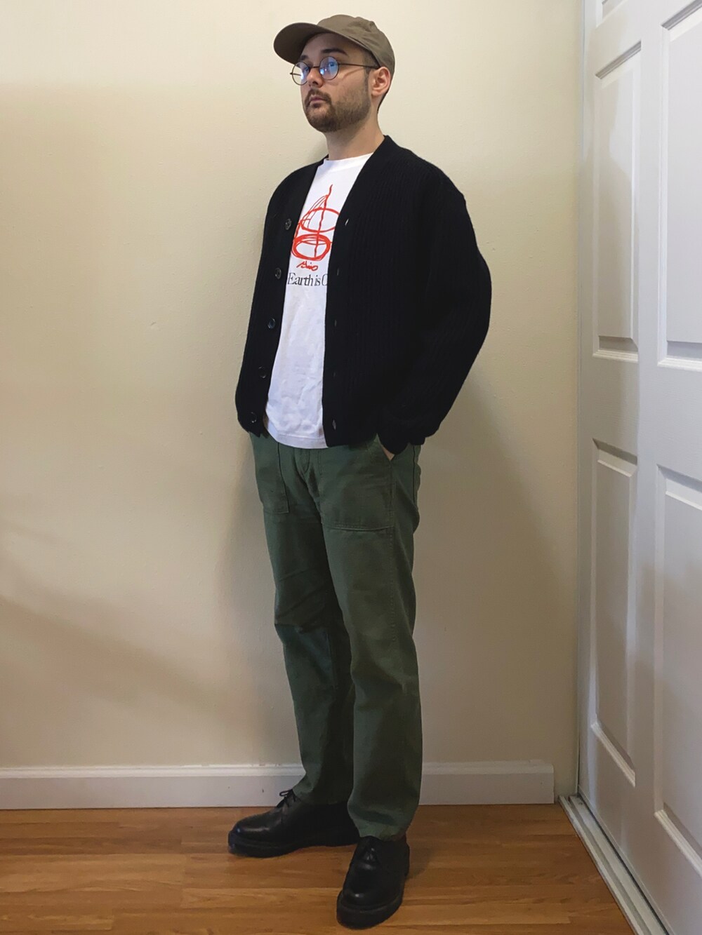 グリーン系のその他パンツ、ホワイト系のTシャツ/カットソー、ブラック系のカーディガン/ボレロを着用したメンズの春コーディネートの2枚目の写真