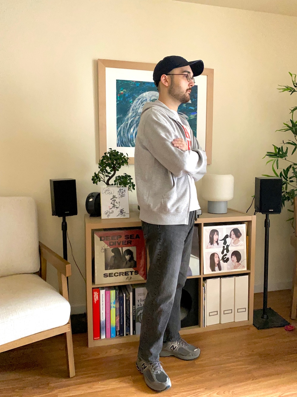 ブラック系のデニムパンツ、グレー系のスニーカー、ホワイト系のTシャツ/カットソーを着用したメンズの秋コーディネートの2枚目の写真