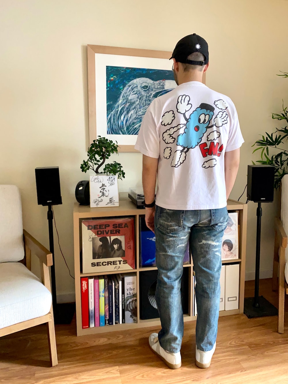 ホワイト系のTシャツ/カットソー、ブルー系のデニムパンツ、ホワイト系のスニーカーを着用したメンズの夏コーディネートの2枚目の写真