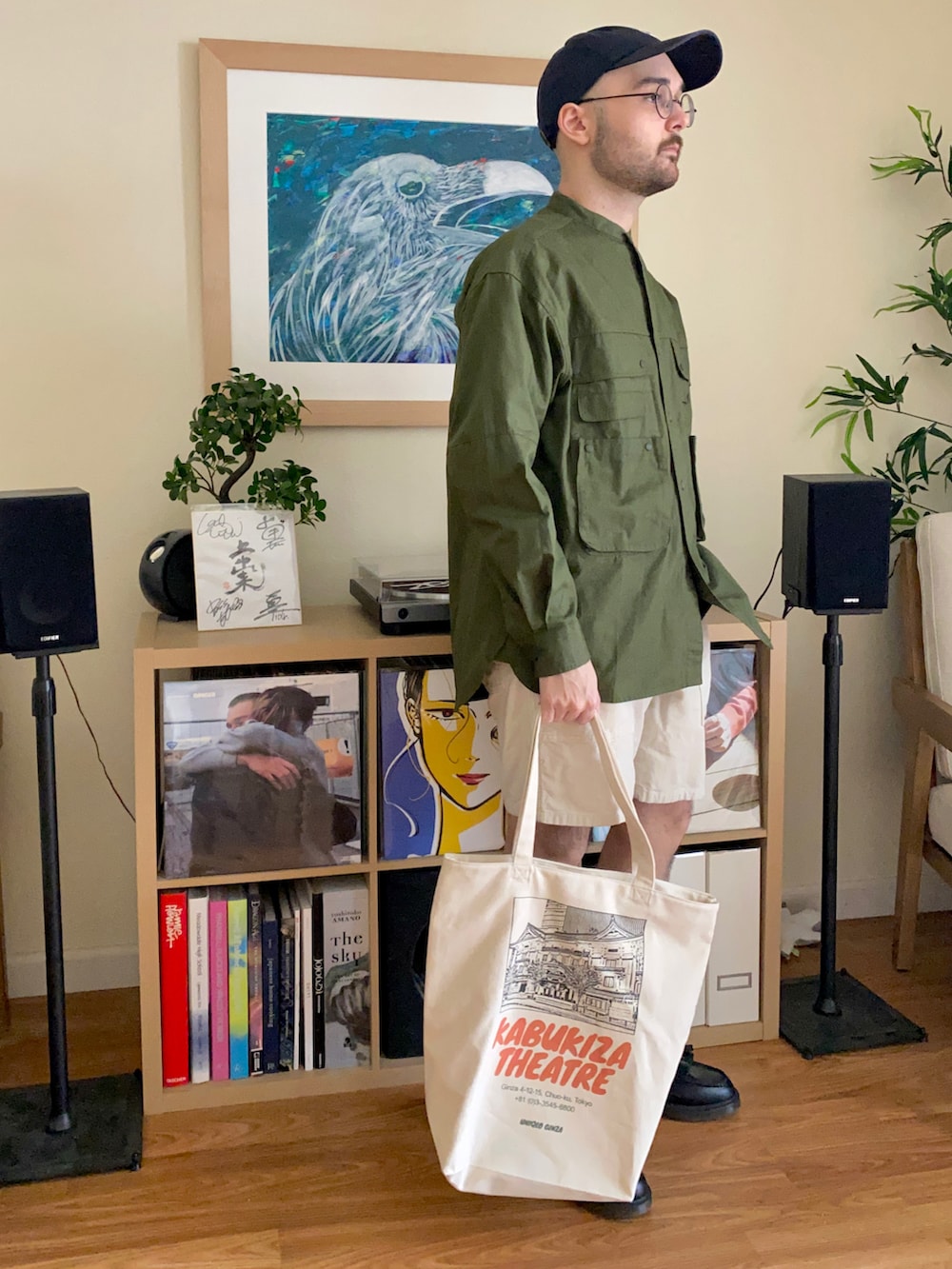 グリーン系のシャツ/ブラウス、ベージュ系のパンツ、ブラック系のドレスシューズを着用したメンズの冬コーディネートの2枚目の写真