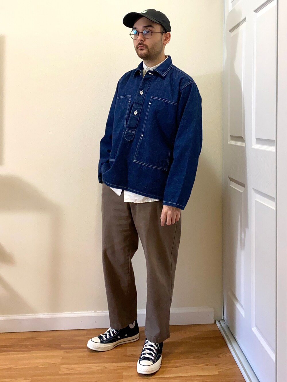 ブラウン系のパンツ、ブラック系のスニーカー、ブルー系のシャツ/ブラウスを着用したメンズの秋コーディネートの2枚目の写真