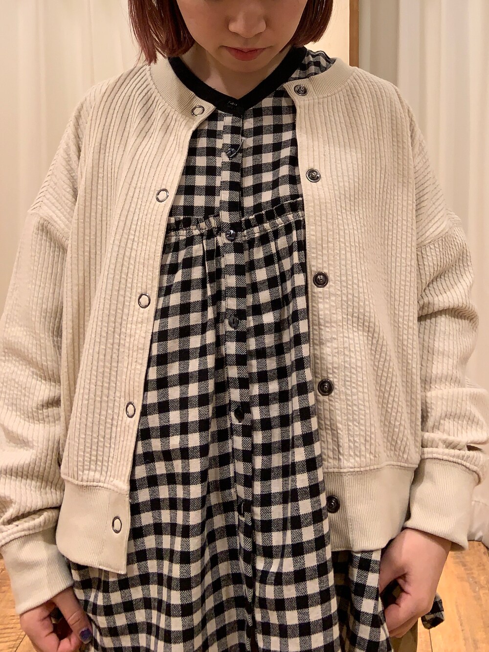 ホワイト系のカーディガン/ボレロ、ブラック系のシャツ/ブラウス、ブラック系のサンダルを着用したレディースの冬コーディネートの3枚目の写真