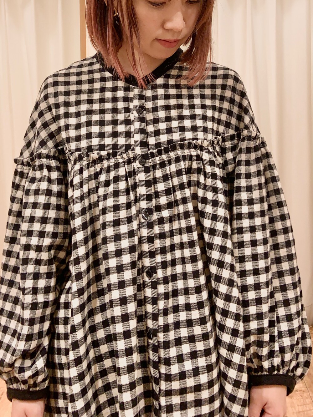 ホワイト系のカーディガン/ボレロ、ブラック系のシャツ/ブラウス、ブラック系のサンダルを着用したレディースの冬コーディネートの5枚目の写真