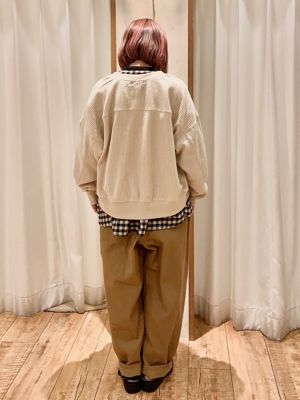 ホワイト系のカーディガン/ボレロ、ブラック系のシャツ/ブラウス、ブラック系のサンダルを着用したレディースの冬コーディネートの2枚目の写真