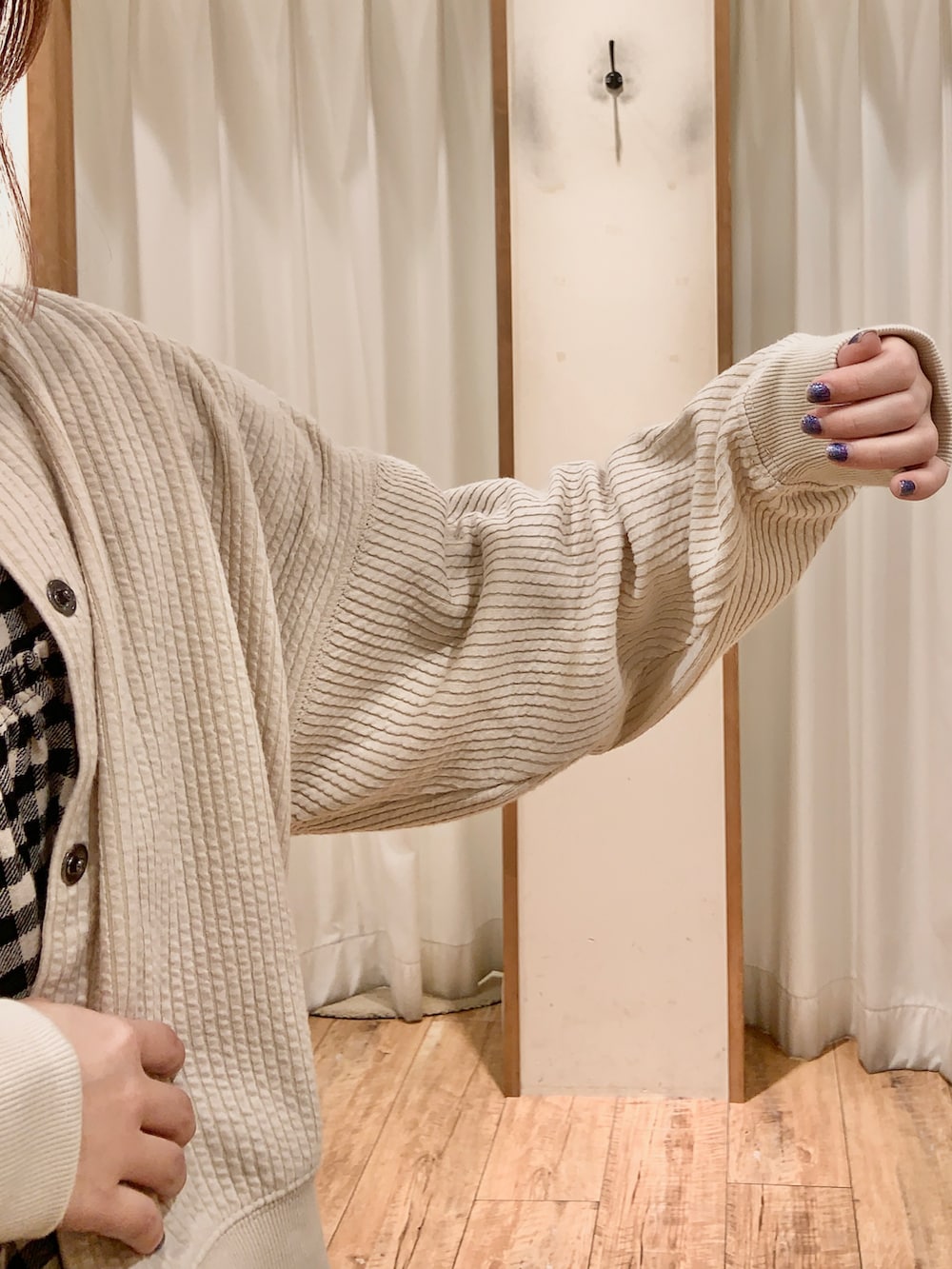 ホワイト系のカーディガン/ボレロ、ブラック系のシャツ/ブラウス、ブラック系のサンダルを着用したレディースの冬コーディネートの4枚目の写真