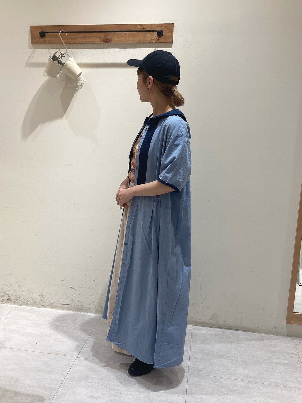 ブルー系のワンピース、ホワイト系のTシャツ/カットソー、ホワイト系のその他パンツを着用したレディースの春コーディネートの3枚目の写真