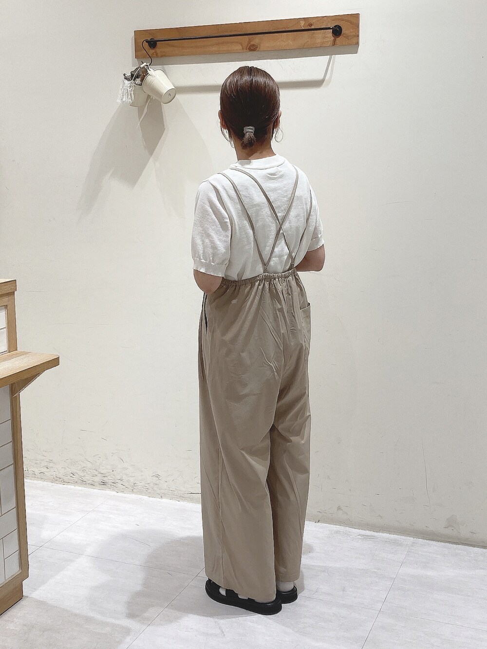 ホワイト系のニット/セーター、ベージュ系のシャツ/ブラウス、ベージュ系のその他パンツを着用したレディースの夏コーディネートの4枚目の写真