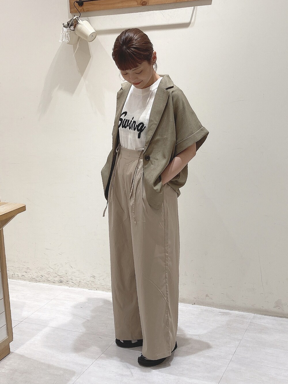 ホワイト系のニット/セーター、ベージュ系のシャツ/ブラウス、ベージュ系のその他パンツを着用したレディースの夏コーディネートの5枚目の写真