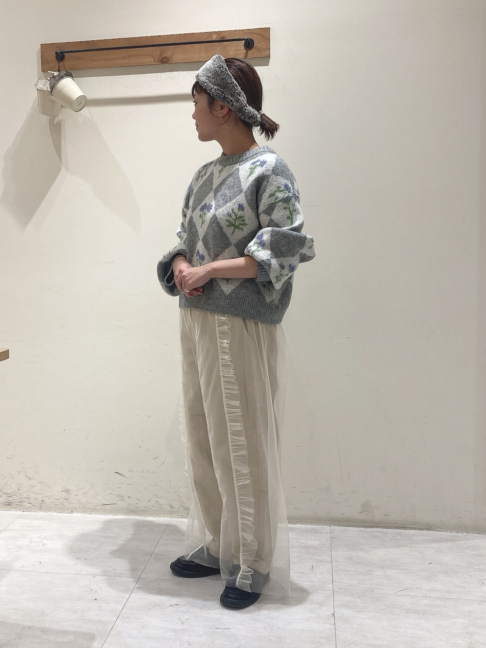 グレー系のニット/セーター、ホワイト系のその他パンツを着用したレディースの冬コーディネートの2枚目の写真