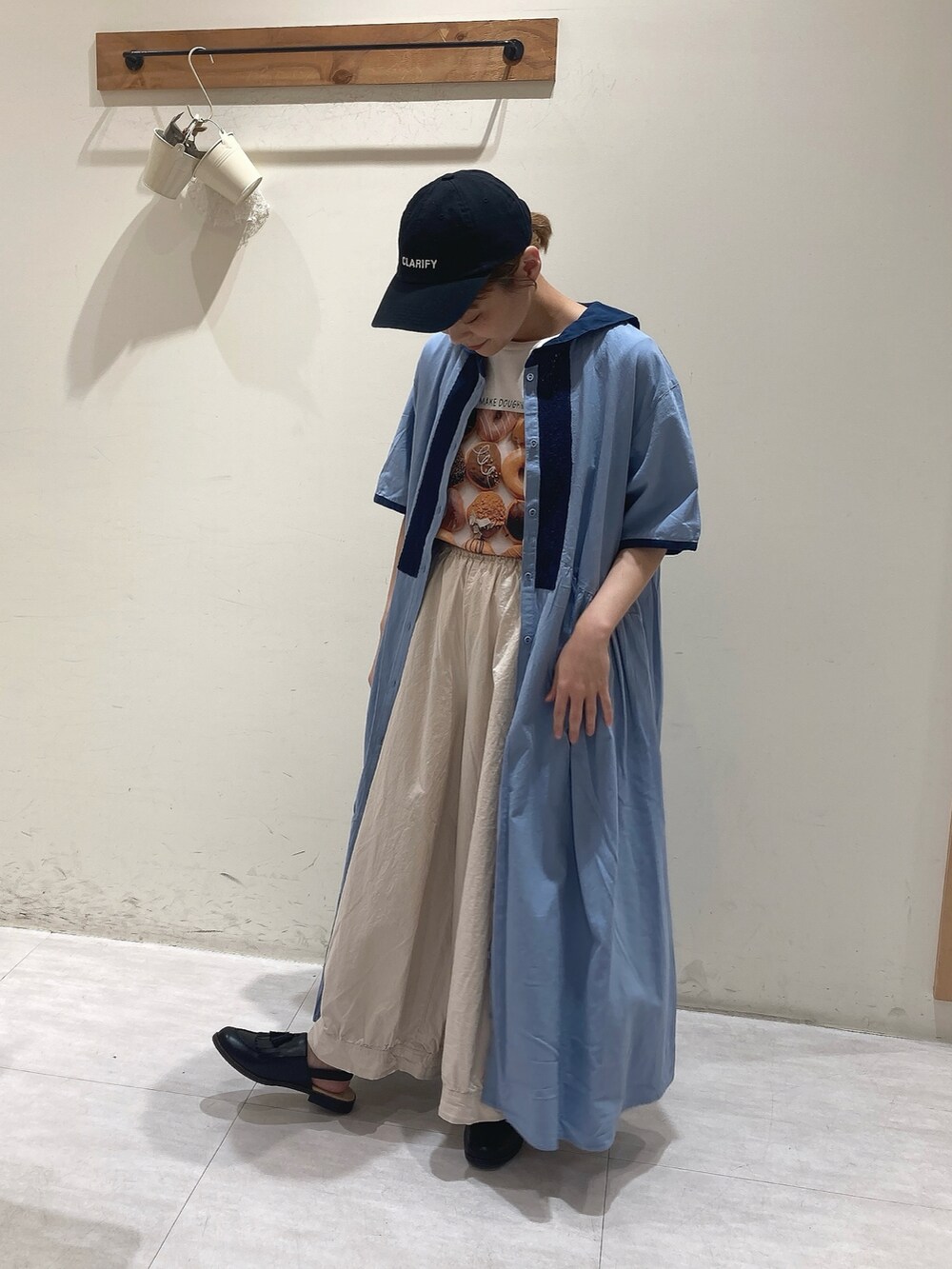 ブルー系のワンピース、ホワイト系のTシャツ/カットソー、ホワイト系のその他パンツを着用したレディースの春コーディネートの2枚目の写真