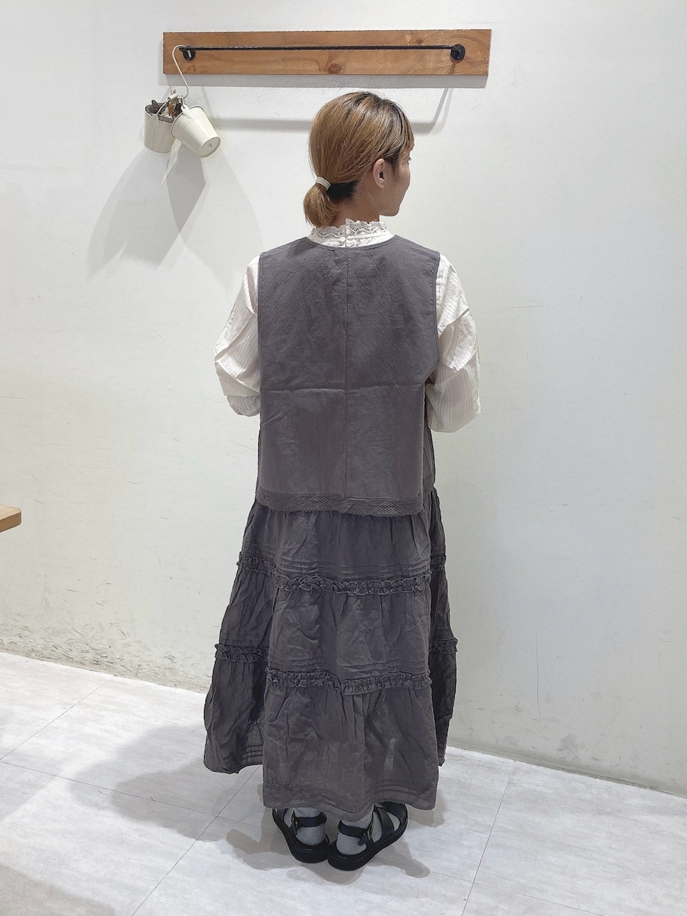 ホワイト系のシャツ/ブラウス、グレー系のベスト、グレー系のスカートを着用したレディースの夏コーディネートの3枚目の写真