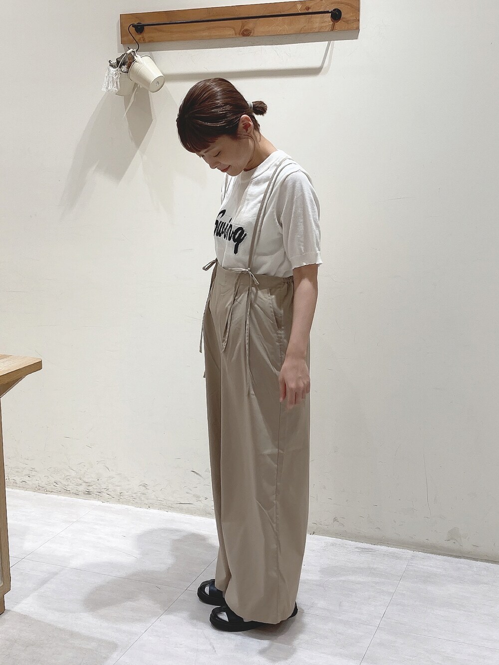 ホワイト系のニット/セーター、ベージュ系のシャツ/ブラウス、ベージュ系のその他パンツを着用したレディースの夏コーディネートの3枚目の写真