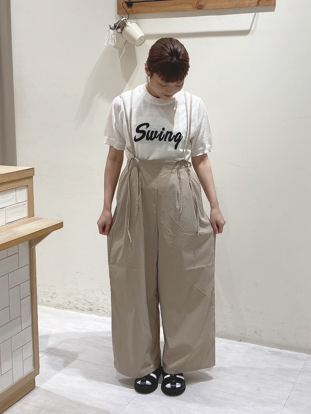 ホワイト系のニット/セーター、ベージュ系のシャツ/ブラウス、ベージュ系のその他パンツを着用したレディースの夏コーディネートの2枚目の写真