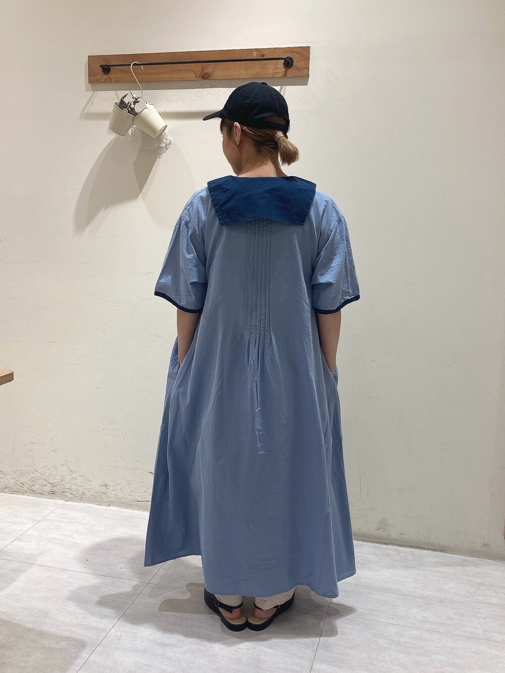 ブルー系のワンピース、ホワイト系のTシャツ/カットソー、ホワイト系のその他パンツを着用したレディースの春コーディネートの4枚目の写真