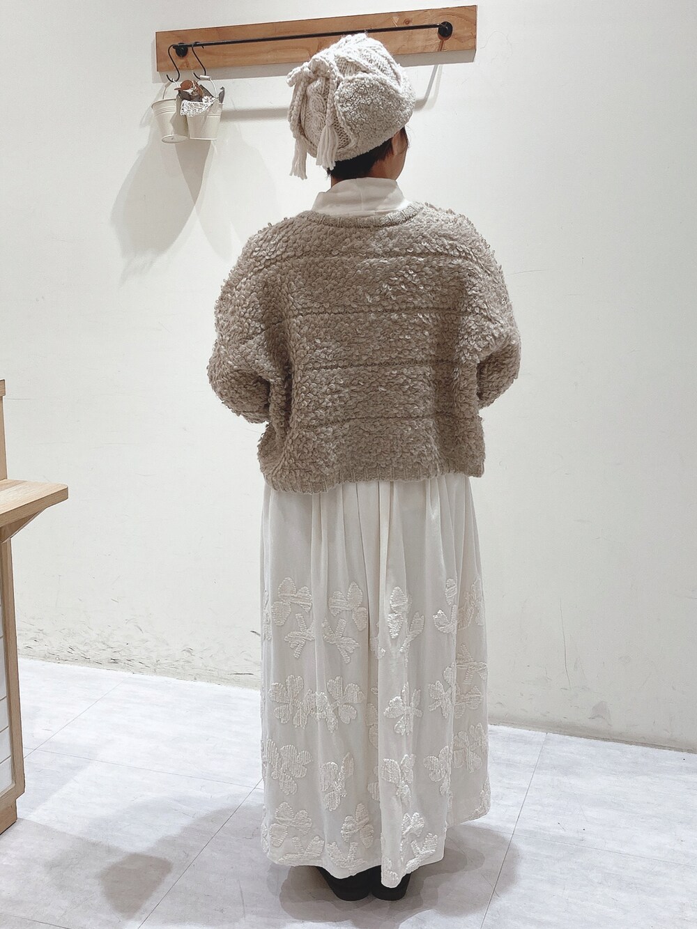 ホワイト系のTシャツ/カットソー、ホワイト系のTシャツ/カットソー、ベージュ系のカーディガン/ボレロを着用したレディースの冬コーディネートの3枚目の写真