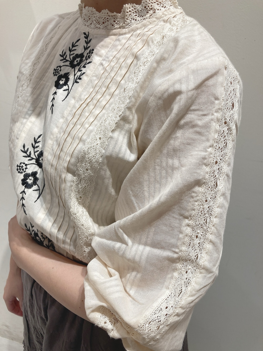 ホワイト系のシャツ/ブラウス、グレー系のベスト、グレー系のスカートを着用したレディースの夏コーディネートの4枚目の写真