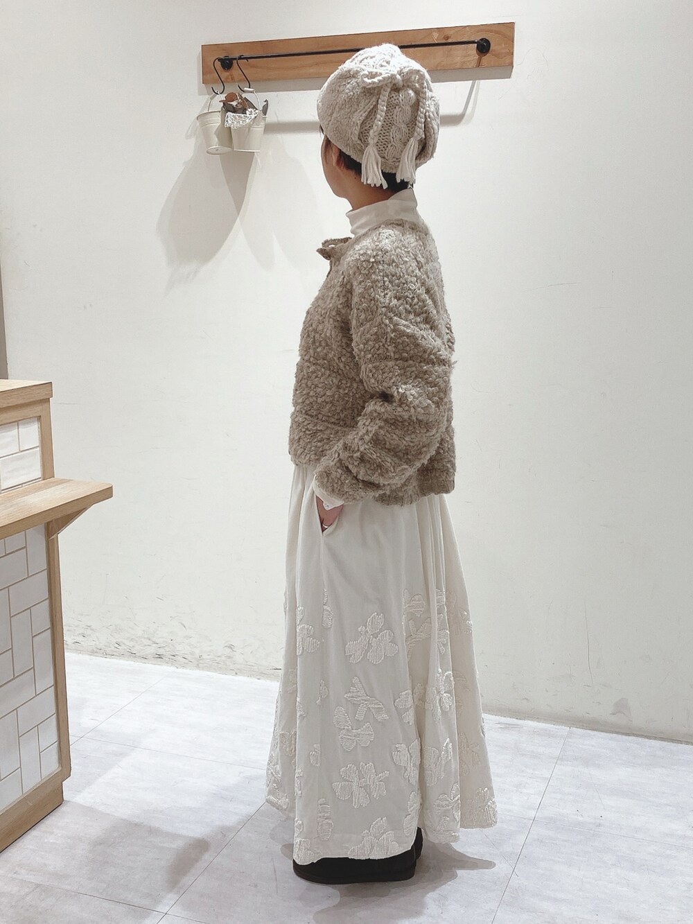 ホワイト系のTシャツ/カットソー、ホワイト系のTシャツ/カットソー、ベージュ系のカーディガン/ボレロを着用したレディースの冬コーディネートの2枚目の写真