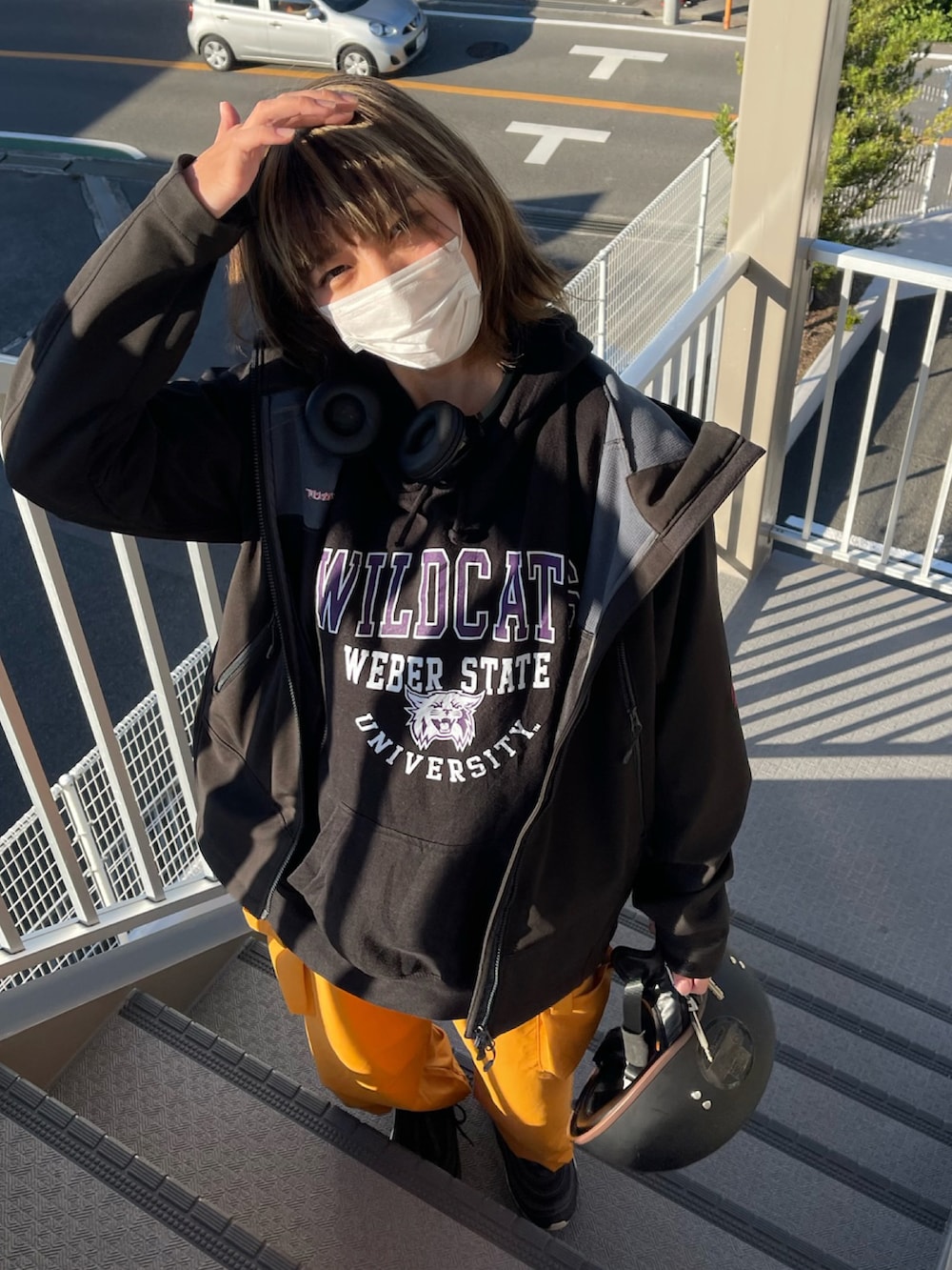 ブラック系のマウンテンパーカー、ブラック系のカーゴパンツを着用したレディースの秋コーディネートの2枚目の写真