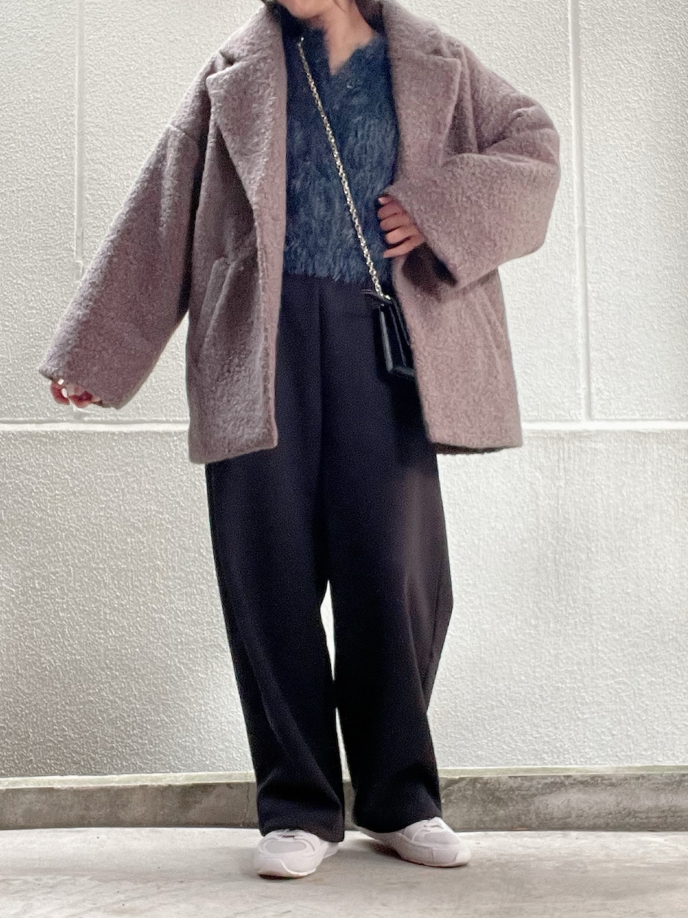 ブルー系のカーディガン/ボレロ、ブラウン系のピーコート、ブラック系のスウェットパンツを着用したレディースの冬コーディネートの2枚目の写真