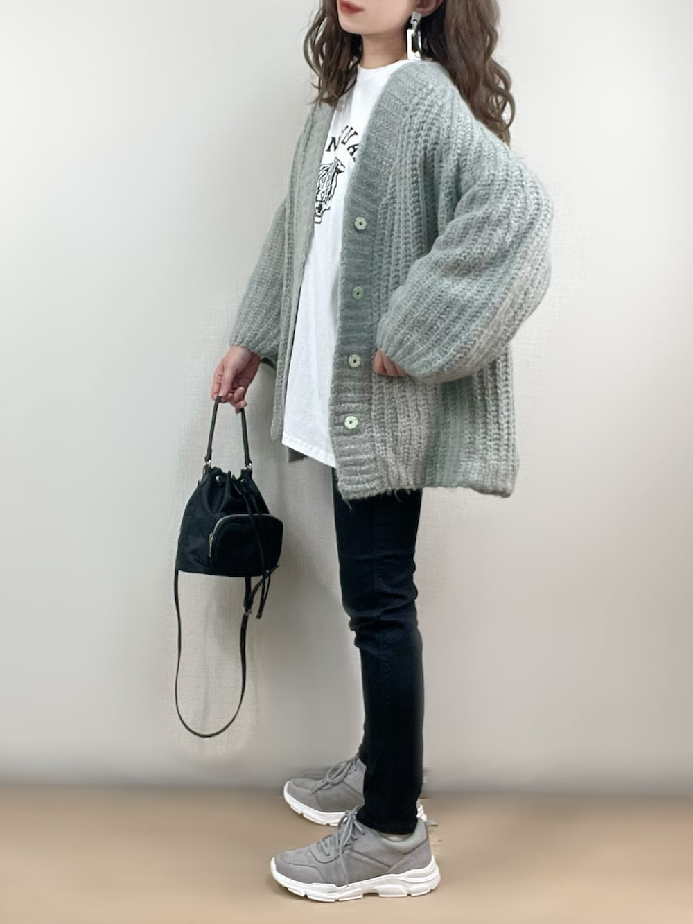 「ANGIE VINTAGE、LVEU.、RODE SKO、プリントT、ロゴT、スキニー、ダッドスニーカー、スキニーデニム、スニーカー、ニットカーディガン、ボリュームスリーブ、ボリュームニット、ボリューム袖、巾着バッグ、秋コーデ」|「ANGIEのGILDANカレッジロゴオーバーサイズロンT(Tシャツ/カットソー、ホワイト系)」を使った、ange⭐︎さん(レディース・165cm)の冬コーディネートの2枚目の写真