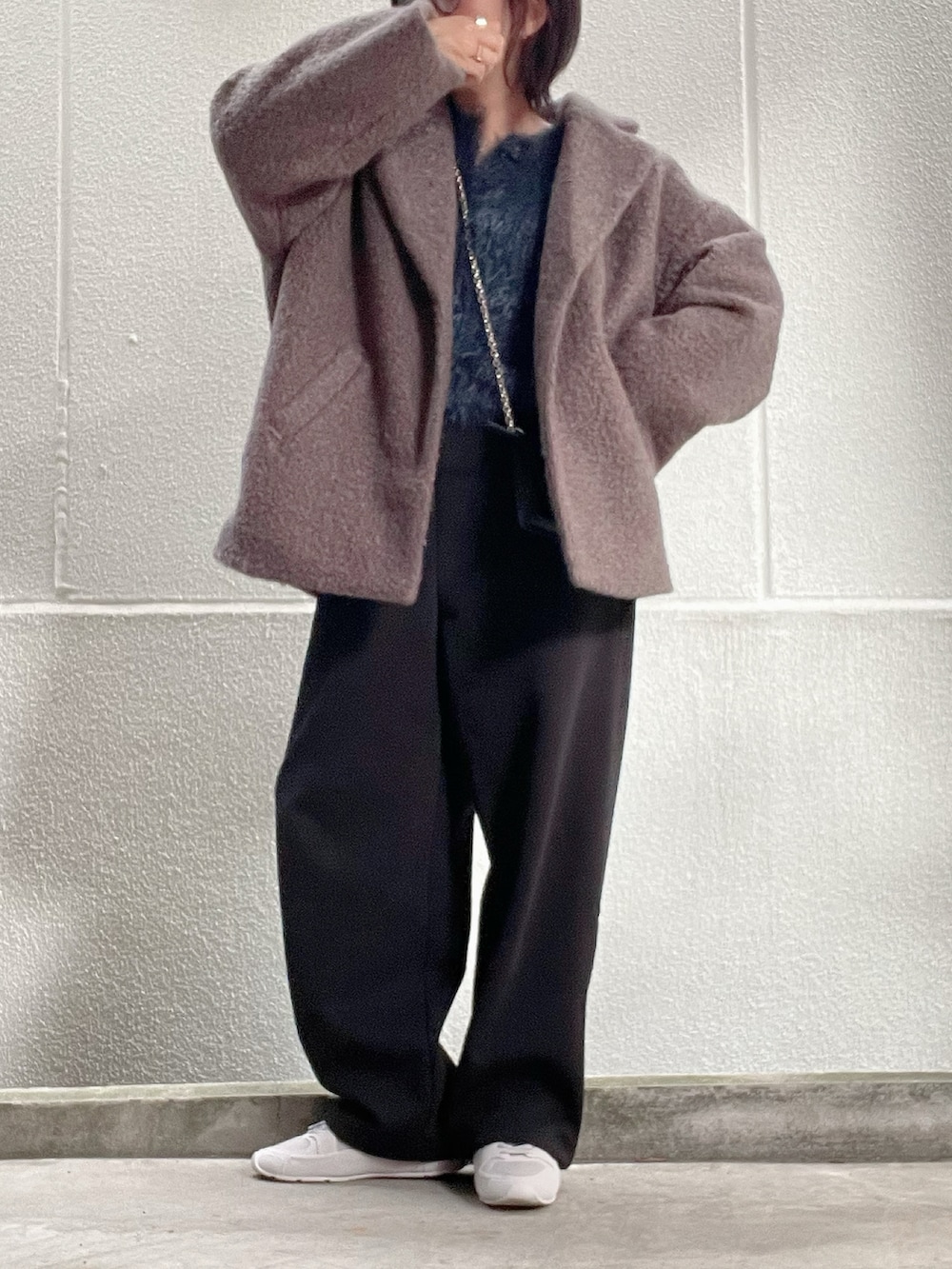 ブルー系のカーディガン/ボレロ、ブラウン系のピーコート、ブラック系のスウェットパンツを着用したレディースの冬コーディネートの3枚目の写真