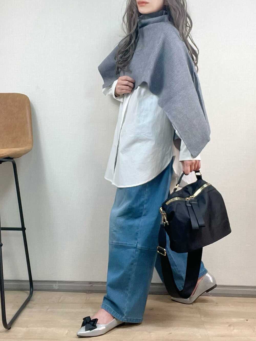 ブルー系のデニムパンツ、ブラック系のショルダーバッグ、シルバー系のパンプスを着用したレディースの冬コーディネートの2枚目の写真