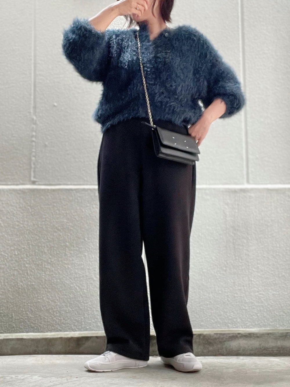 ブルー系のカーディガン/ボレロ、ブラウン系のピーコート、ブラック系のスウェットパンツを着用したレディースの冬コーディネートの4枚目の写真