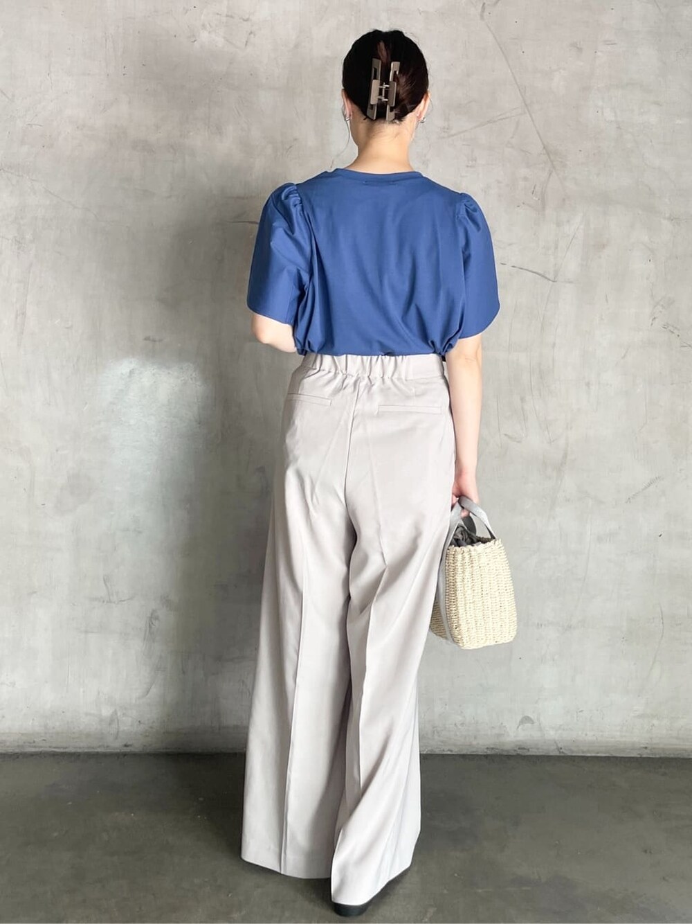 ブルー系のTシャツ/カットソー、グレー系のその他パンツ、シルバー系のショルダーバッグを着用したレディースの春コーディネートの3枚目の写真