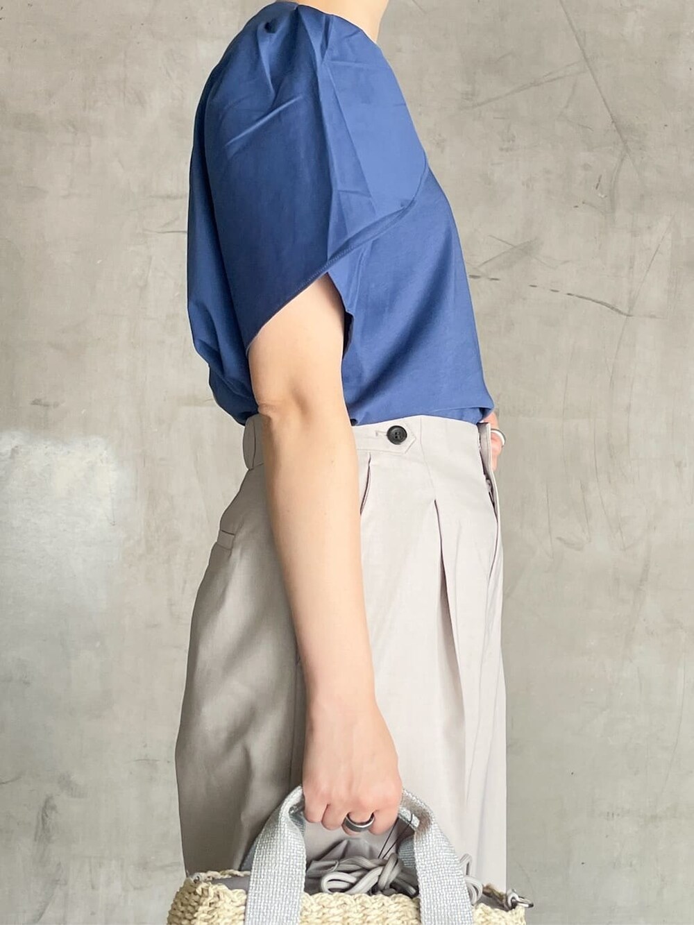 ブルー系のTシャツ/カットソー、グレー系のその他パンツ、シルバー系のショルダーバッグを着用したレディースの春コーディネートの6枚目の写真