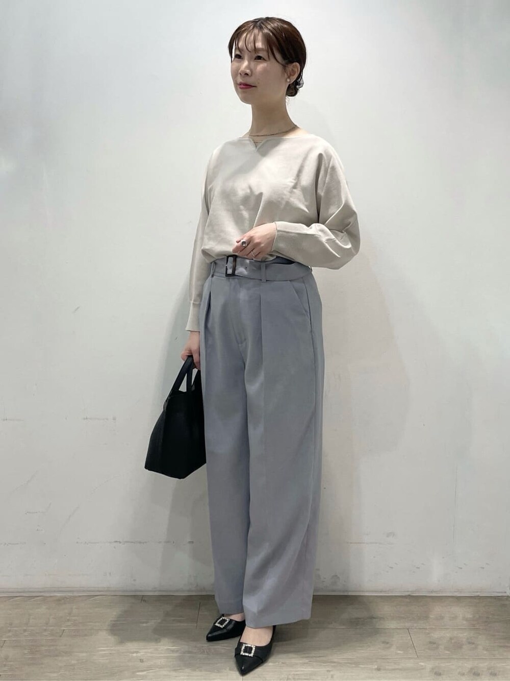ブラック系のパンプス、グレー系のその他パンツ、ブラック系のトートバッグを着用したレディースの春コーディネートの2枚目の写真