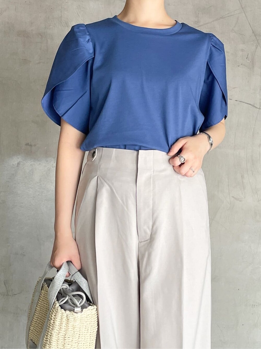 ブルー系のTシャツ/カットソー、グレー系のその他パンツ、シルバー系のショルダーバッグを着用したレディースの春コーディネートの5枚目の写真