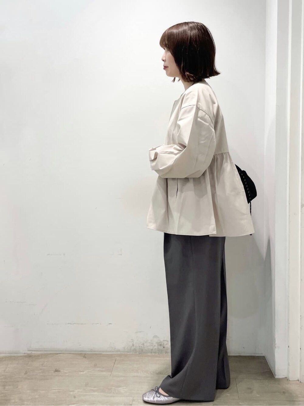 シルバー系のパンプス、ベージュ系のブルゾン、グレー系のその他パンツを着用したレディースの春コーディネートの3枚目の写真