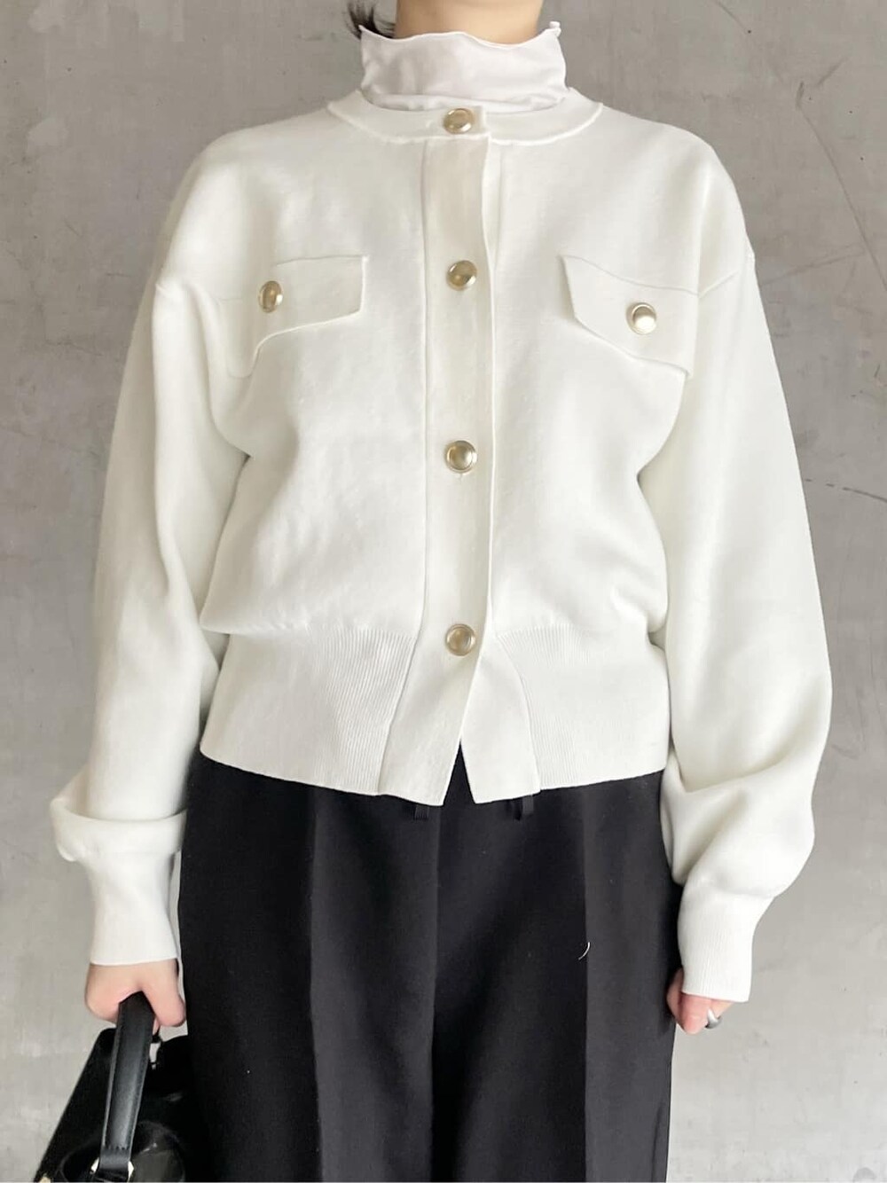 ホワイト系のカーディガン/ボレロ、ホワイト系のTシャツ/カットソー、ブラック系のその他パンツを着用したレディースの冬コーディネートの6枚目の写真