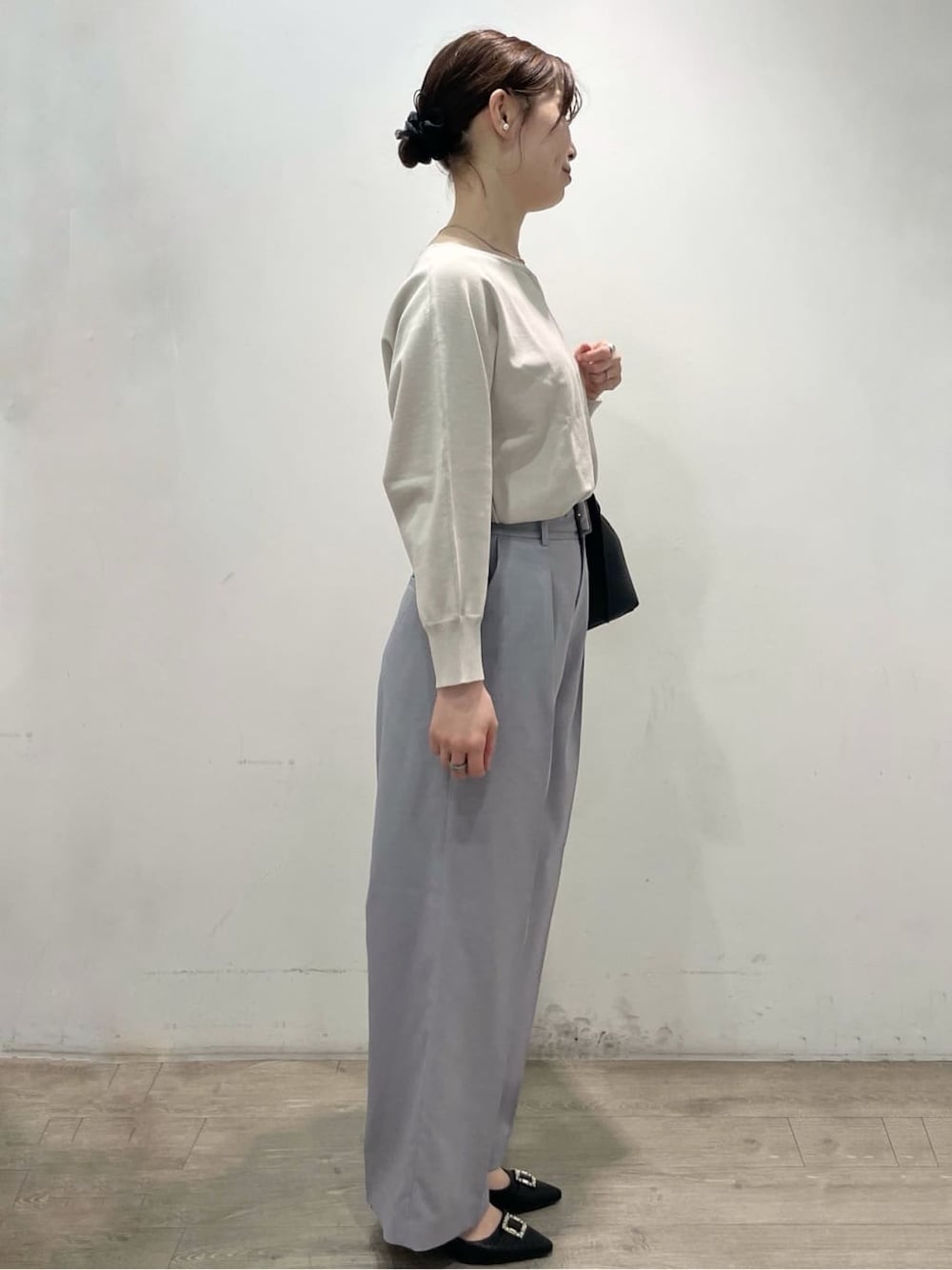 ブラック系のパンプス、グレー系のその他パンツ、ブラック系のトートバッグを着用したレディースの春コーディネートの3枚目の写真