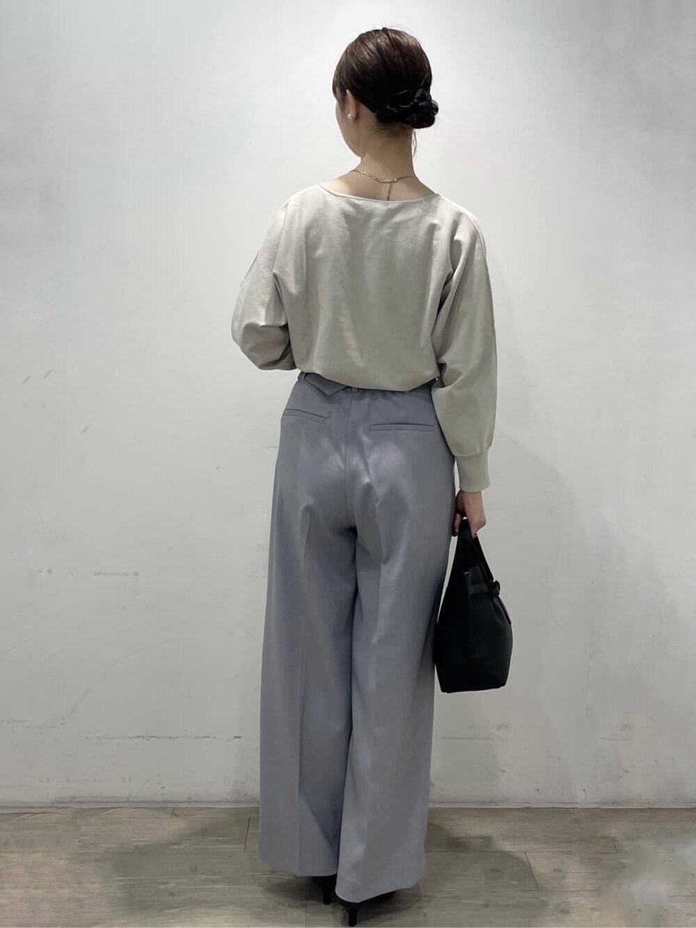 ブラック系のパンプス、グレー系のその他パンツ、ブラック系のトートバッグを着用したレディースの春コーディネートの4枚目の写真