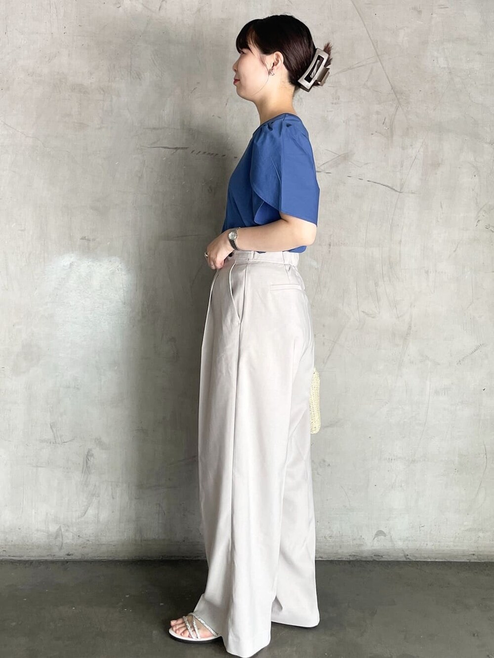 ブルー系のTシャツ/カットソー、グレー系のその他パンツ、シルバー系のショルダーバッグを着用したレディースの春コーディネートの4枚目の写真