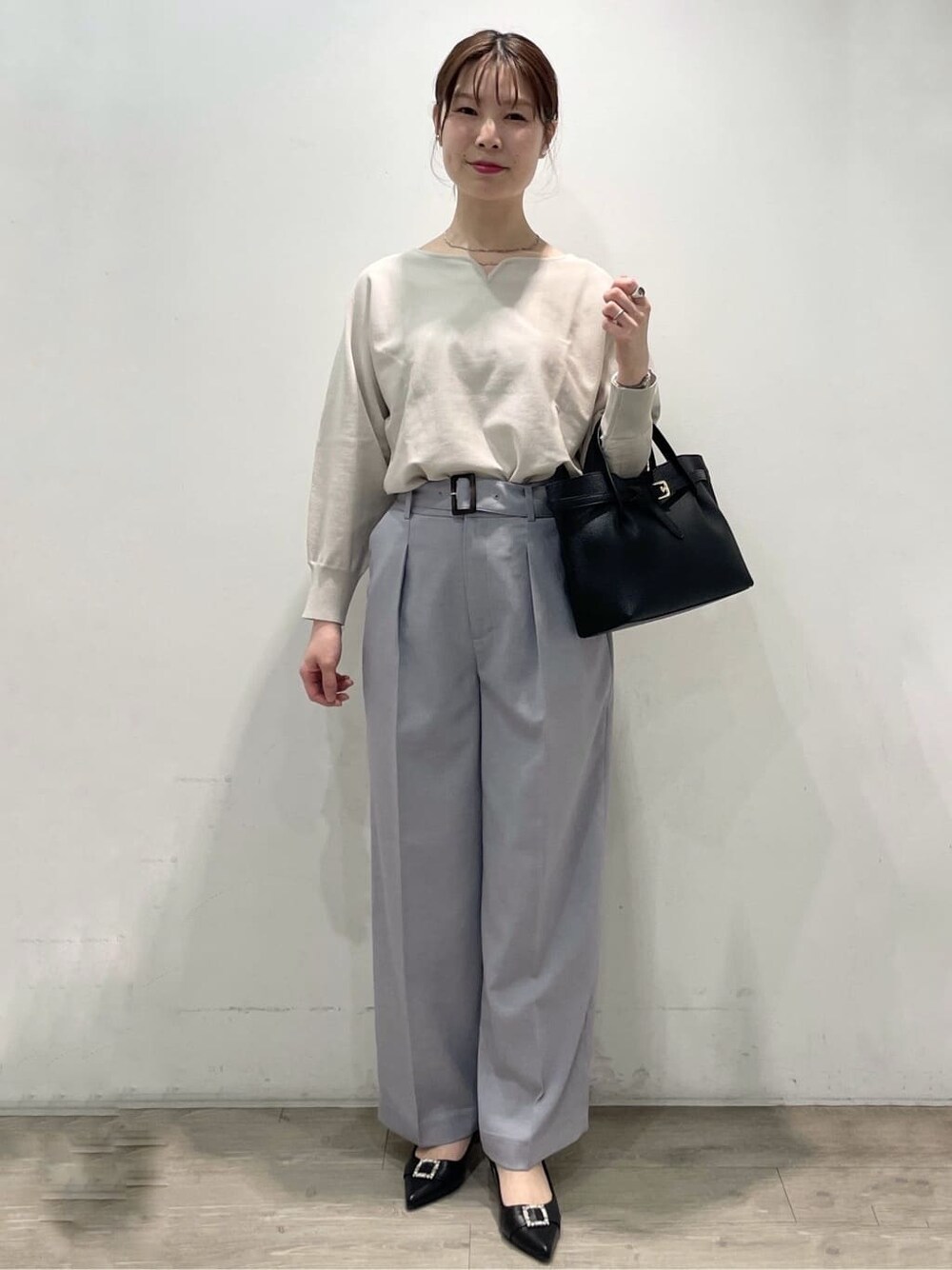 ブラック系のパンプス、グレー系のその他パンツ、ブラック系のトートバッグを着用したレディースの春コーディネートの8枚目の写真