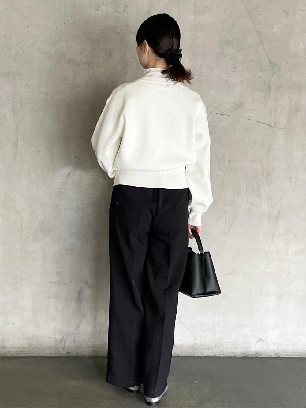 ホワイト系のカーディガン/ボレロ、ホワイト系のTシャツ/カットソー、ブラック系のその他パンツを着用したレディースの冬コーディネートの4枚目の写真