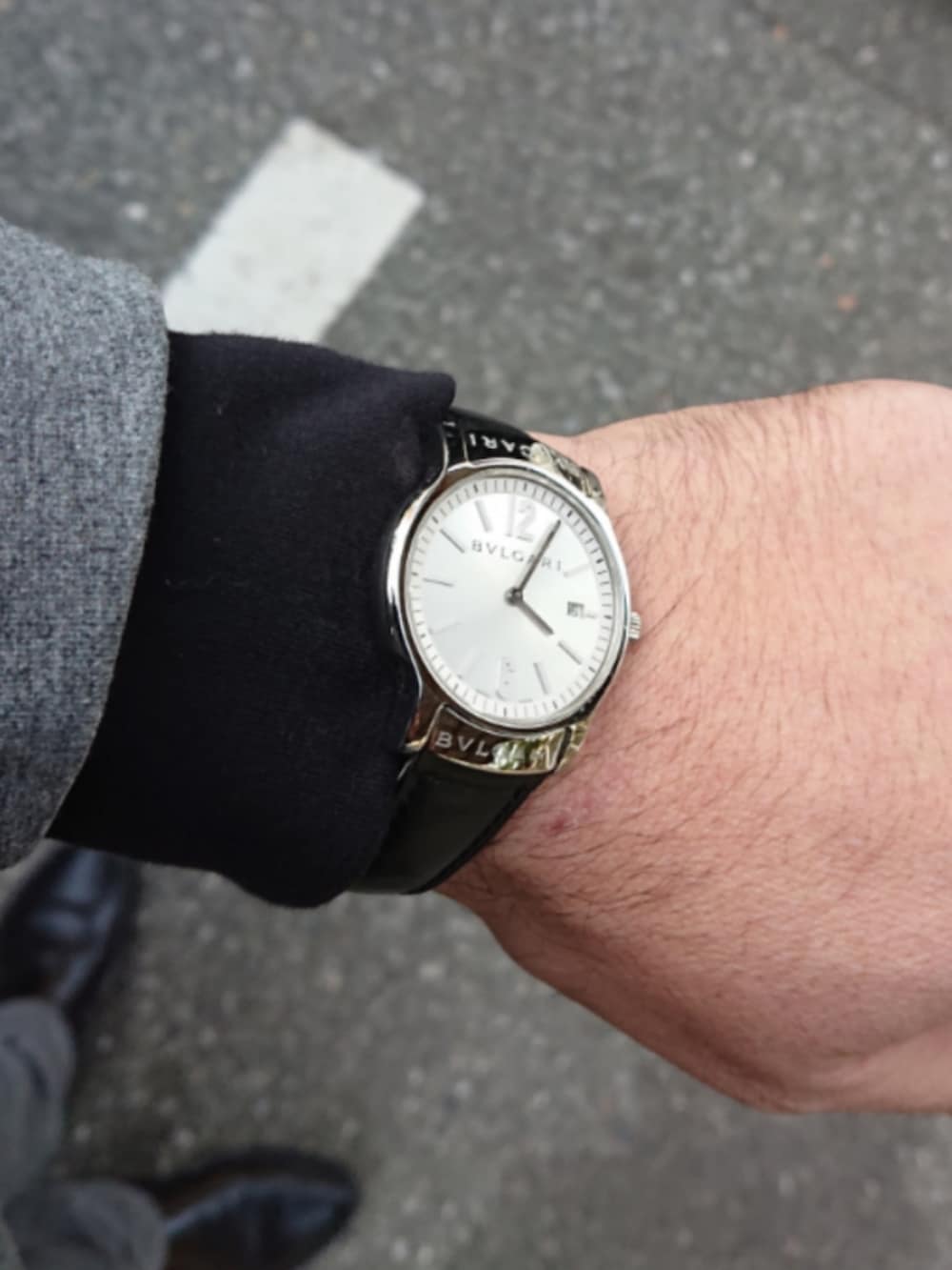 ブラック系のローファー、グレー系のスラックス、グレー系のテーラードジャケットを着用したメンズの冬コーディネートの3枚目の写真