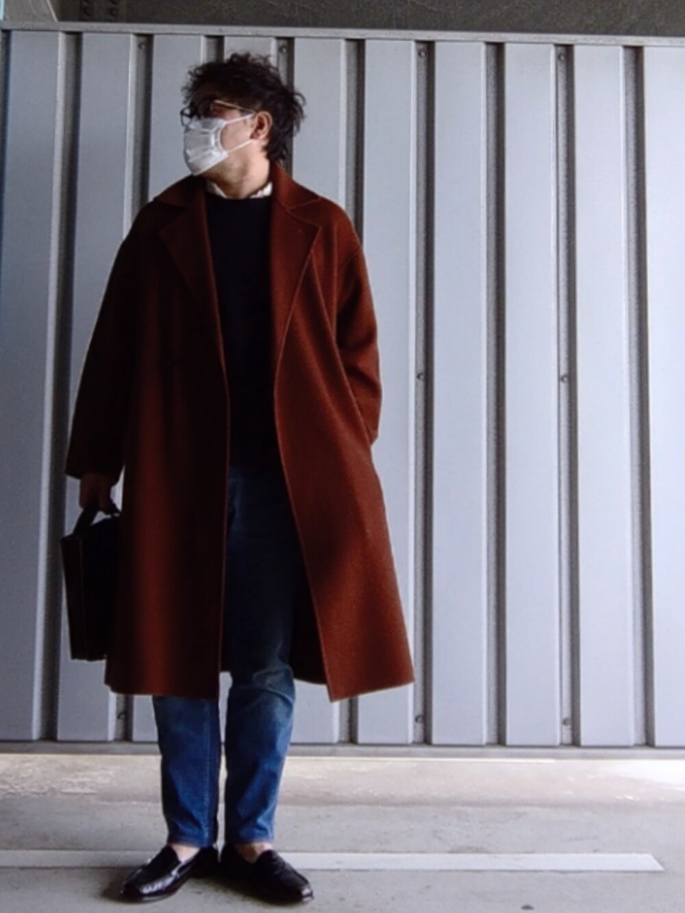 パープル系のローファー、ブルー系のデニムパンツ、ブラウン系のその他アウターを着用したメンズの秋コーディネートの2枚目の写真