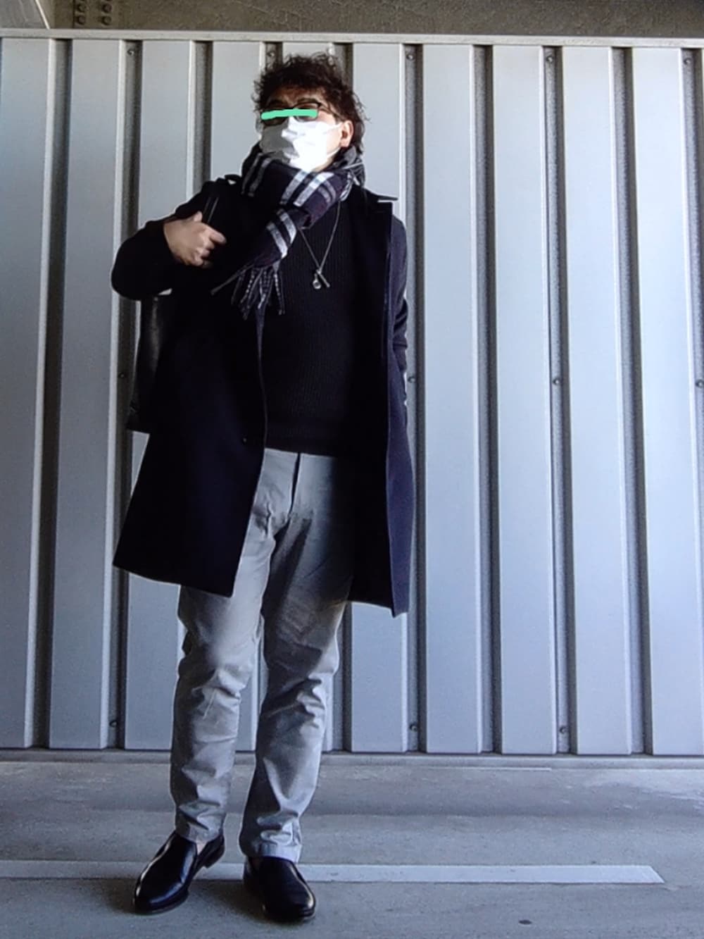 ブラック系のローファー、グレー系のチノパンツ、ブルー系のステンカラーコートを着用したメンズの冬コーディネートの2枚目の写真