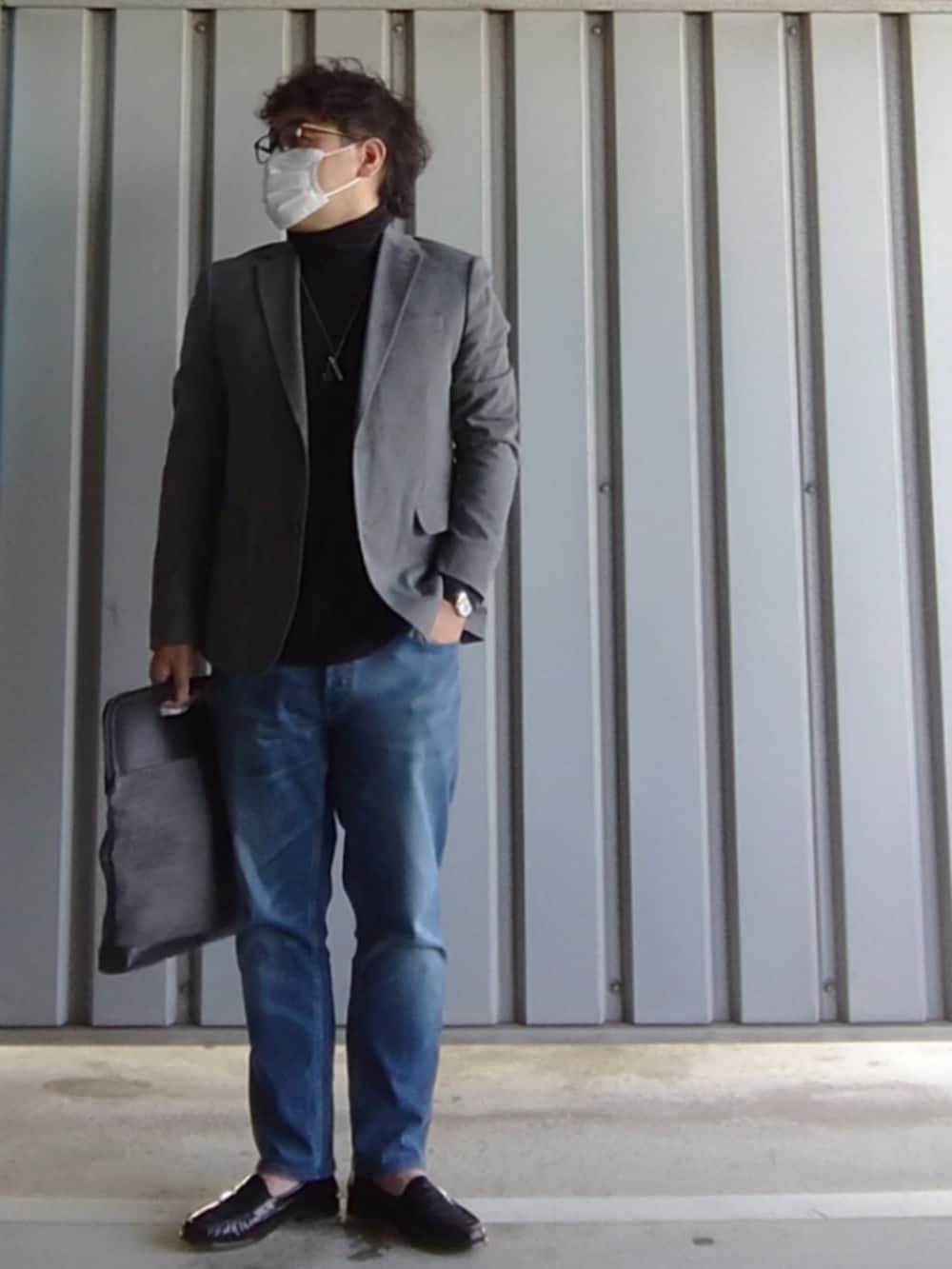 パープル系のローファー、ブルー系のデニムパンツ、その他のクラッチバッグを着用したメンズの春コーディネートの2枚目の写真