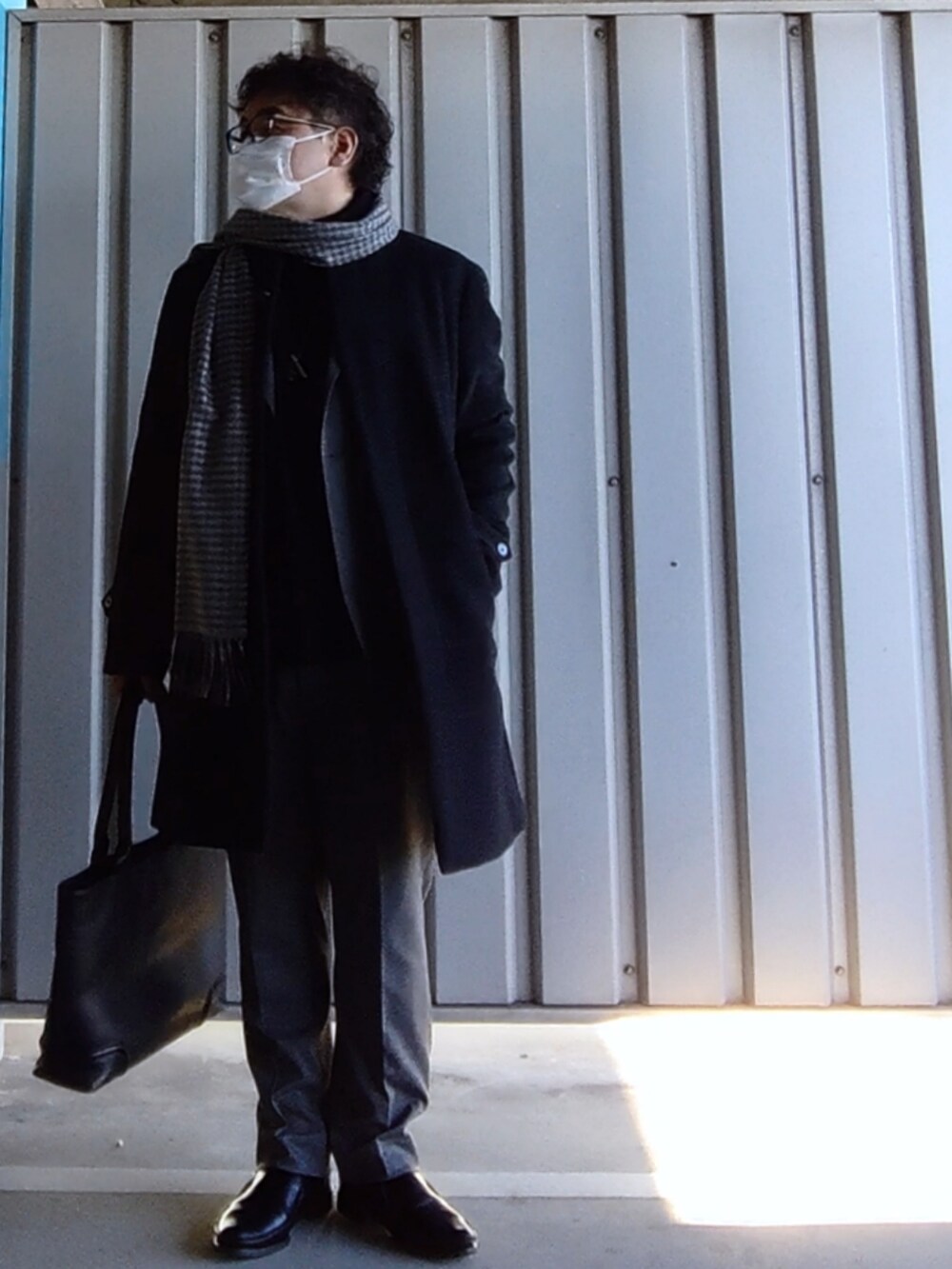 ブラック系のローファー、グレー系のスラックス、グレー系のテーラードジャケットを着用したメンズの冬コーディネートの2枚目の写真